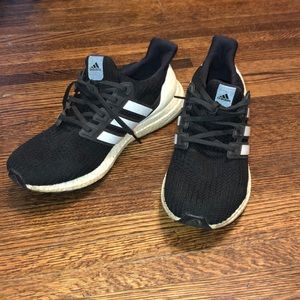 LIKE NEW ADIDAS MENS SNEAKERS